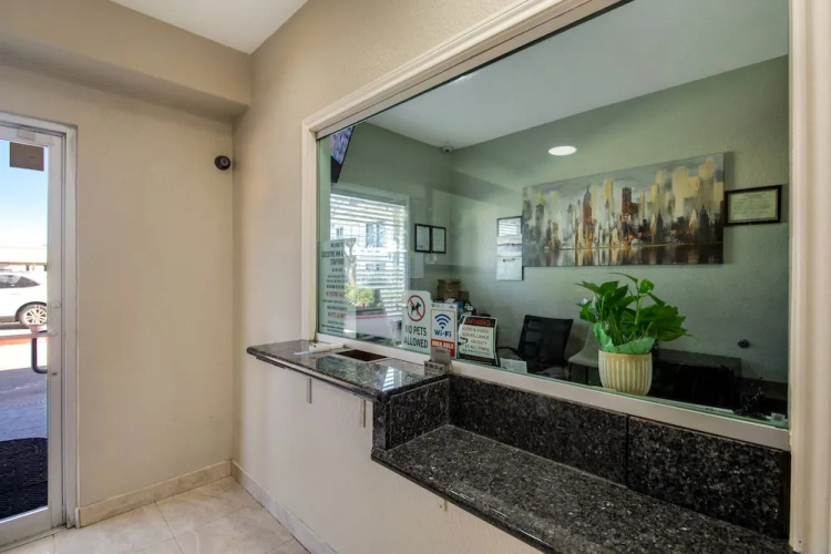 Executive Inn & Suites