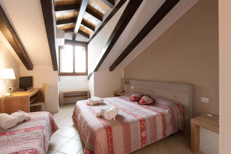 Standard Triple room