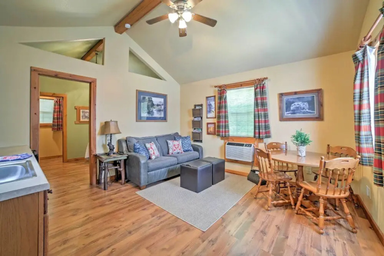 4 Mi to Museums: Cozy Branson Cabin