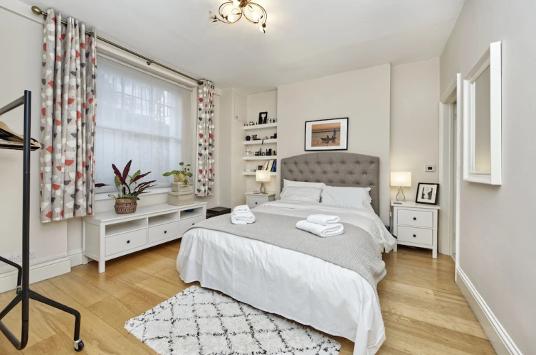 Spacious Pimlico Apartment by Underthedoormat