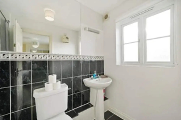 Stylish 2 bed Apt - Free Parking