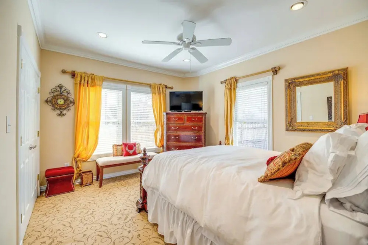Spacious Houston Home w/ Deck ~ 2 Mi to Downtown!