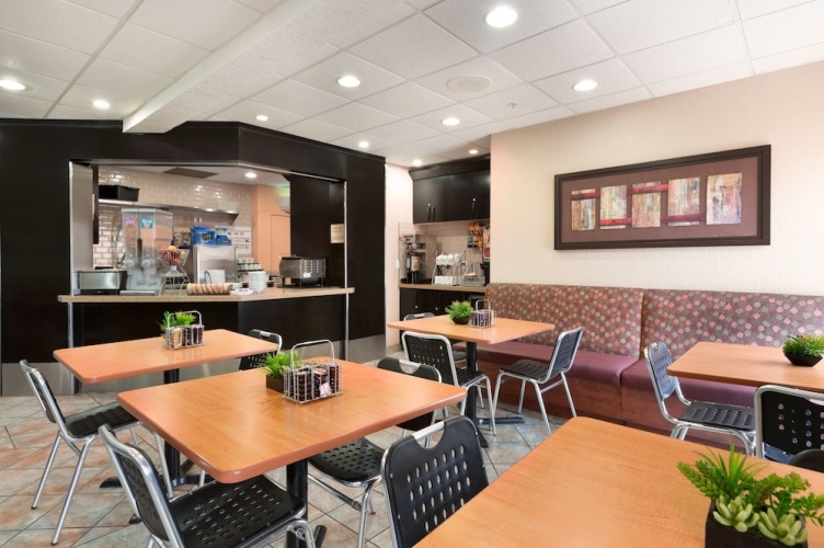 Super 8 by Wyndham Calgary Shawnessy Area photo 24
