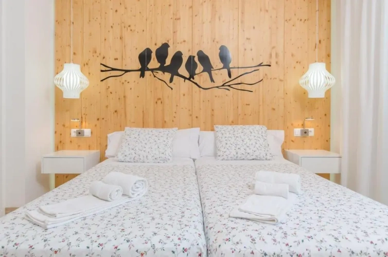 6 Bedrooms Villa