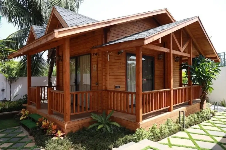 Cottage with balcony and with pool view