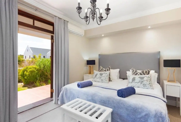 3 Bedrooms Sextuple Cottage