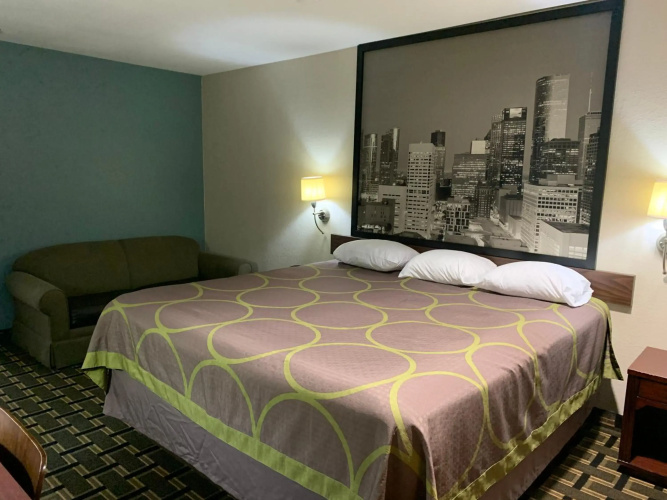 Super 8 by Wyndham Baytown / I-10
