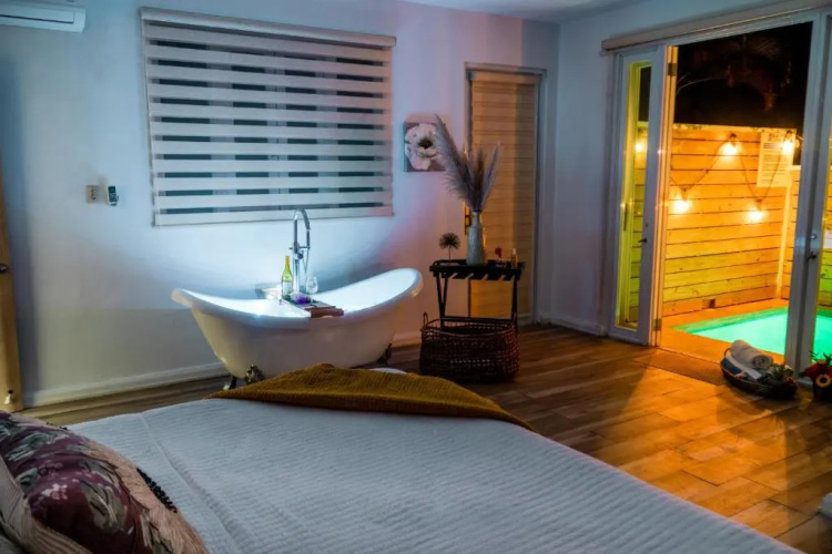 Suite 3 with private pool, tub and king size bed