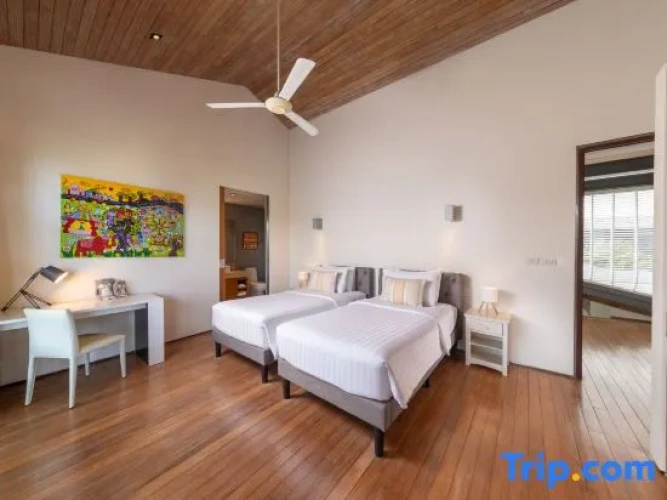 6 Bedrooms Villa