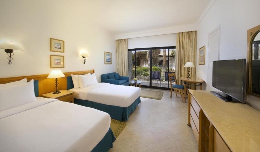 Standard Twin room with partial sea view