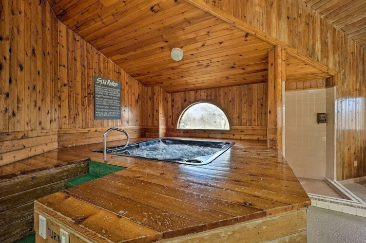 1 Mi to Skiing: Beech Mountain Condo w/ Fireplace!