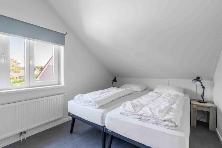 Spacious 6-person Holiday Home Near De Koog