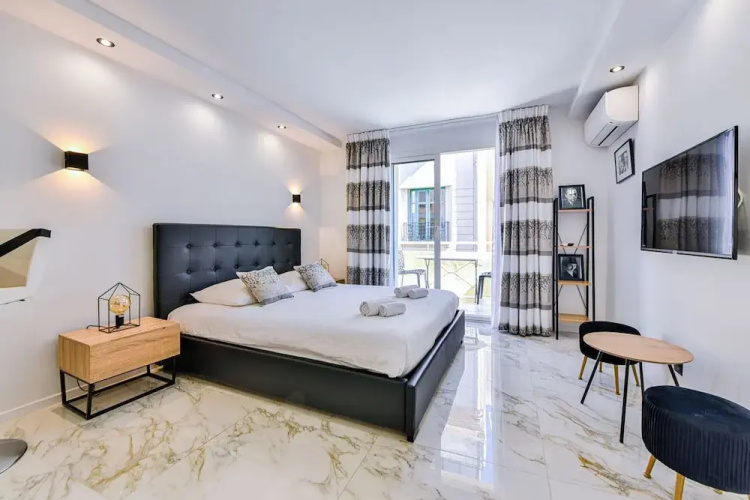 Large Studio Apartment With Terrace and sea View