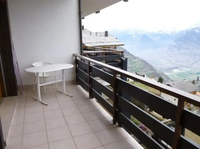 Charming Apartment With Hill View