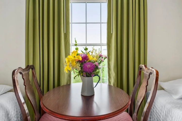Spectacular Top Floor Deluxe Suite With Beautiful View & More!
