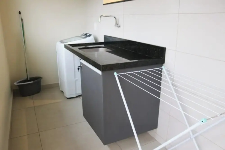 Casa com churrasqueira Ar e 2 quartos