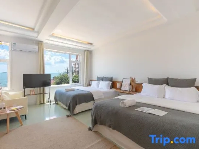 Standard Quadruple Family room with view