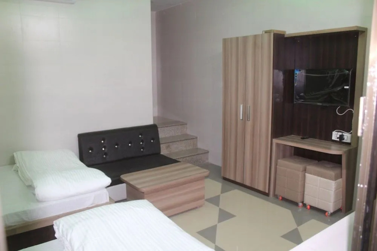 Hotel Bajaj Lake Palace