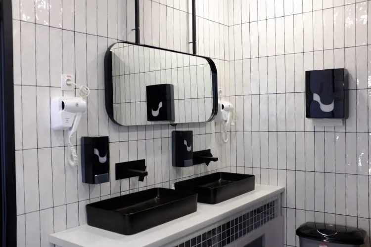 AV capsule hotel & hub