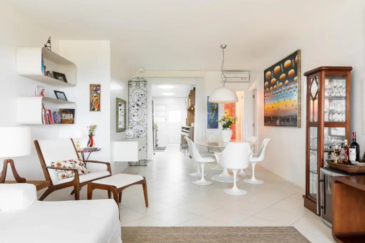 Apartamento com 4 suítes pé na areia