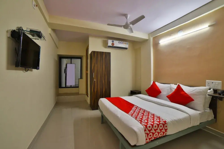 OYO Flagship 27974 Madhuram Arcade