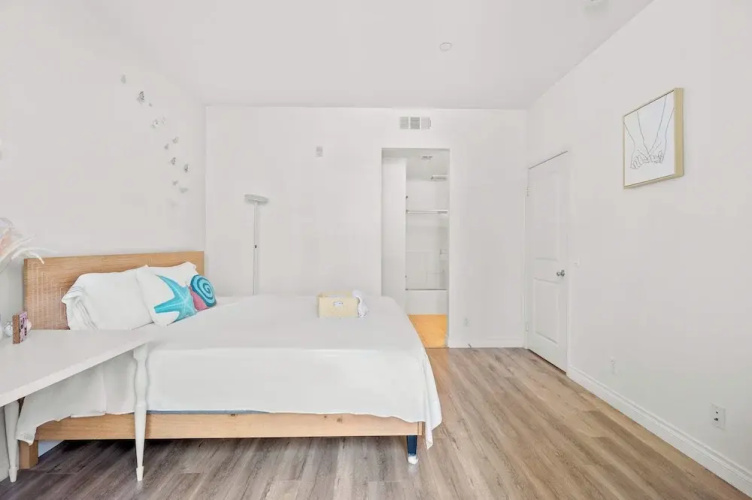 Private Entry Suite w Patio Bath Kitchenette