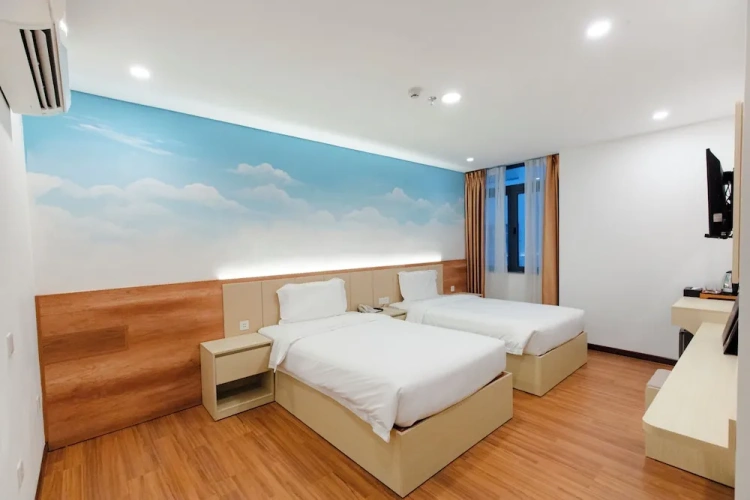 Superior Quadruple room with city view