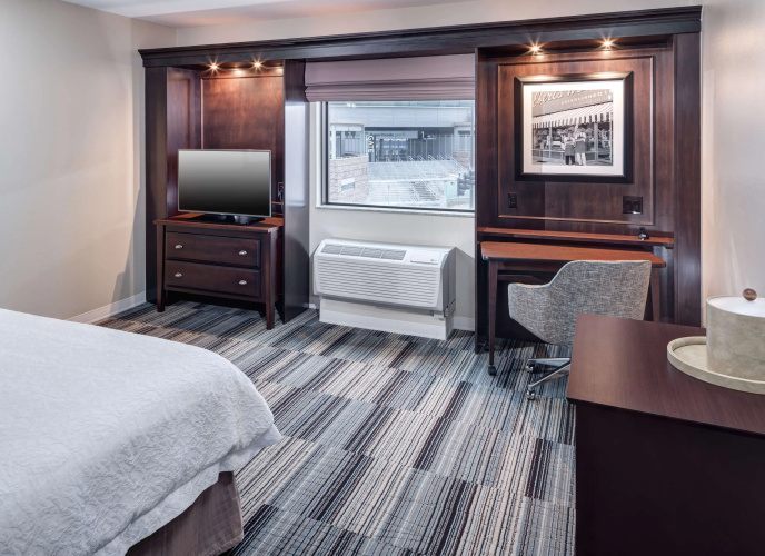 Hampton Inn & Suites Omaha-Downtown