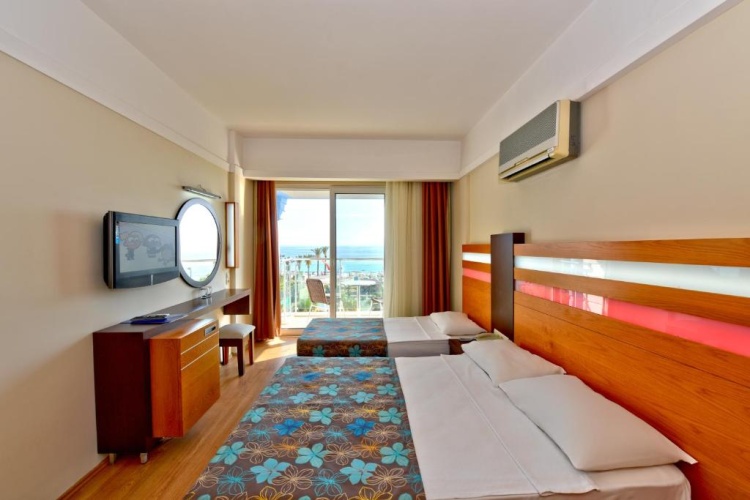 Standard Triple room with partial sea view