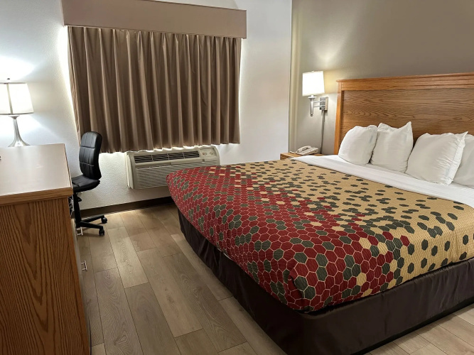 Econo Lodge Inn & Suites
