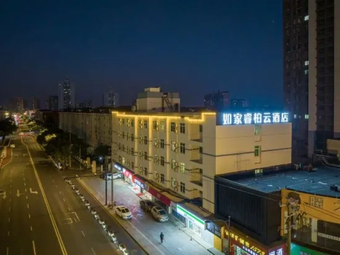 Ribera Cloud Hotel (Shanghai Jinshan Petrochemical Branch)