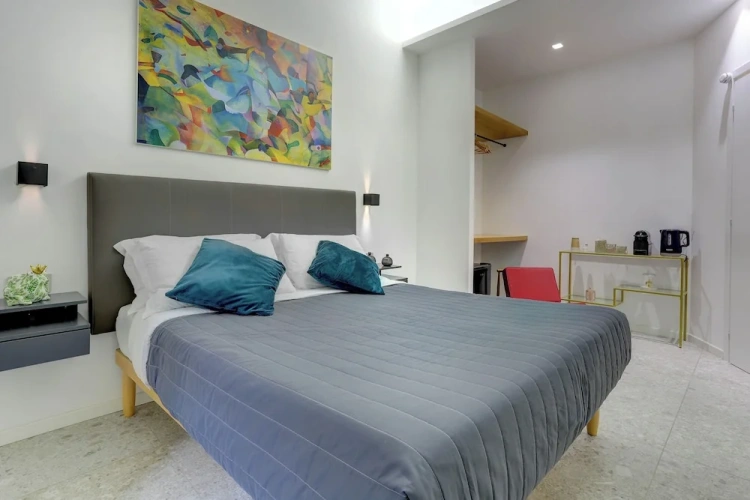Deluxe Quadruple room with city view