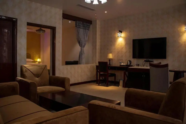 Ratna Hotel