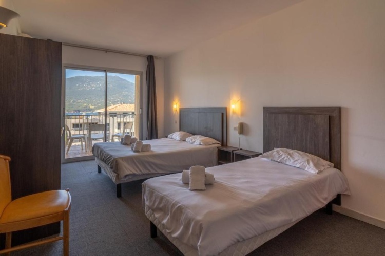 Standard Triple room