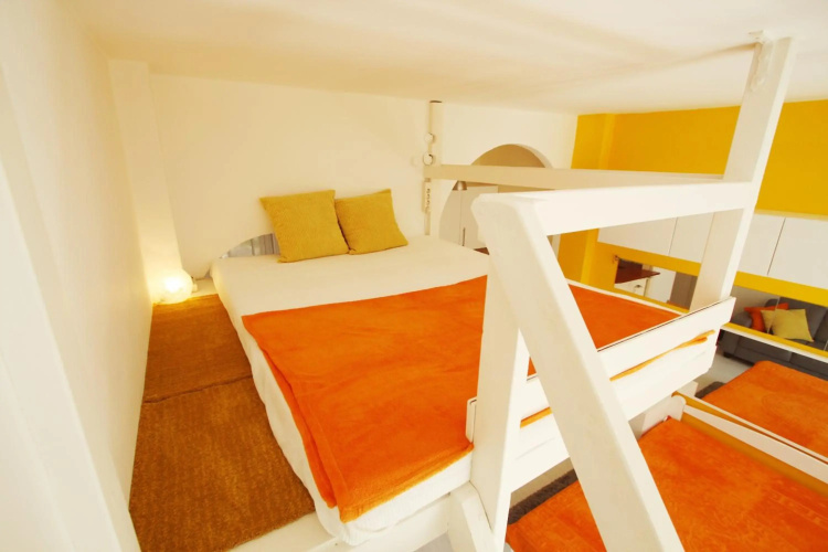 Sunny Studio with Balcony in Party District
