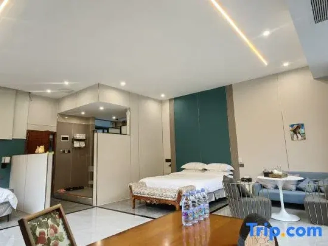 Suite with courtyard view