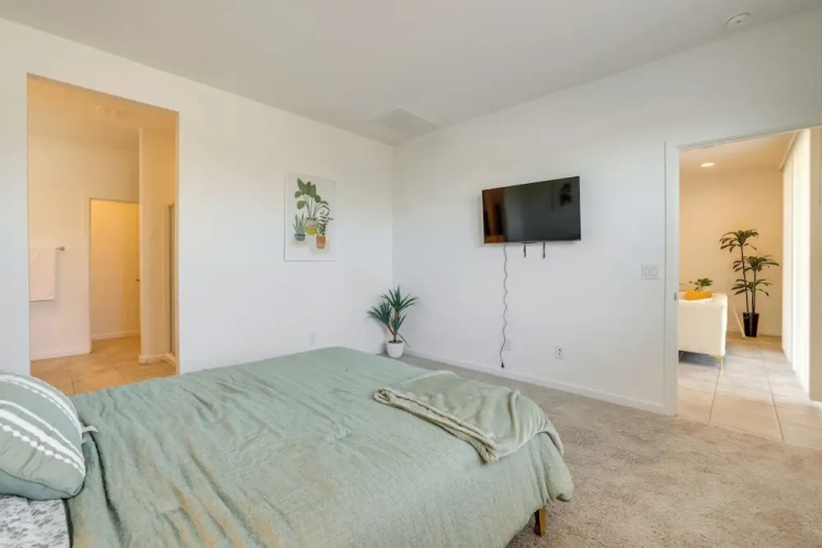 10 Mi to Downtown: Suburban Phoenix Home