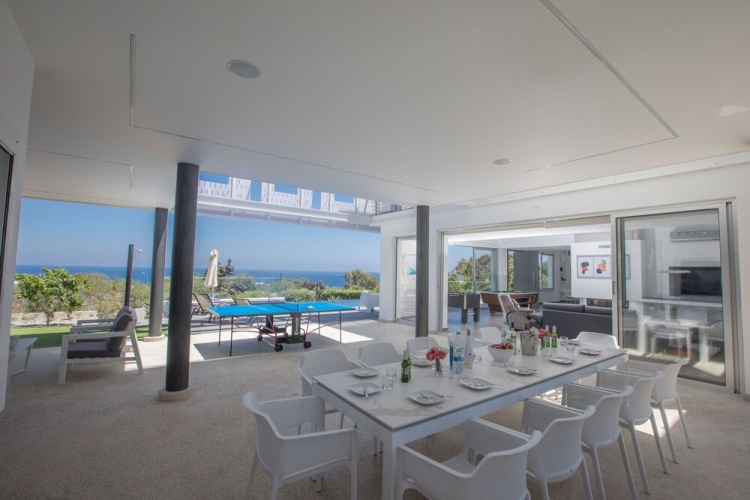 6 Bedrooms Villa