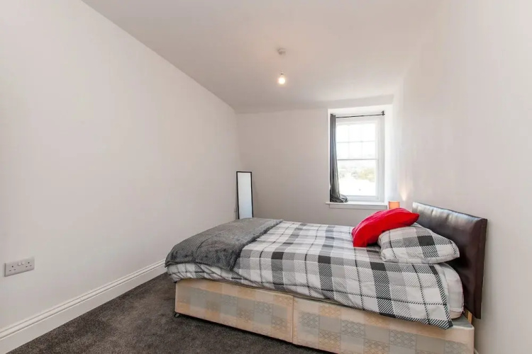 3 Bed Flat in Pedestrianized High Street