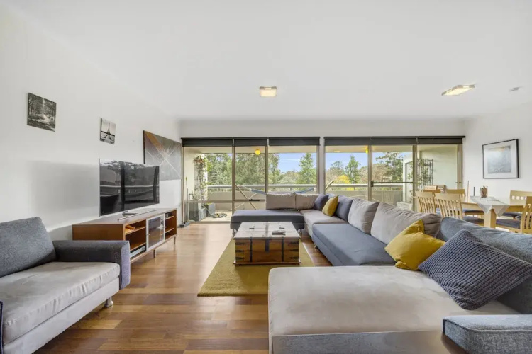 Bright 2-bed With Private Balcony