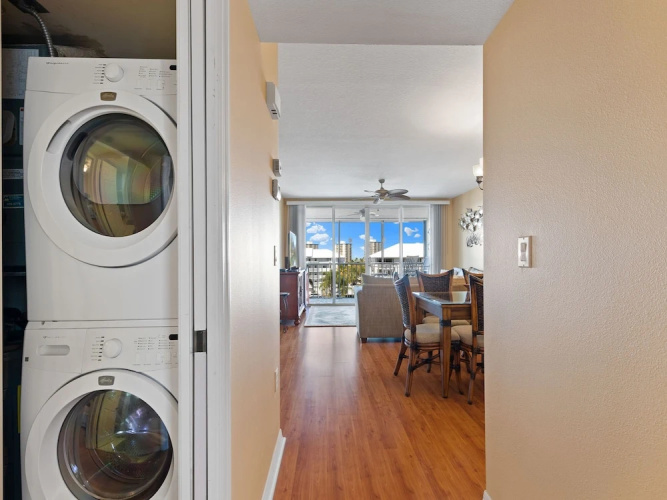 Hibiscus Pointe