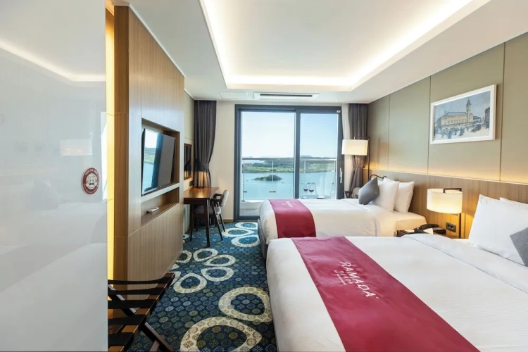 Premier Twin room with ocean view