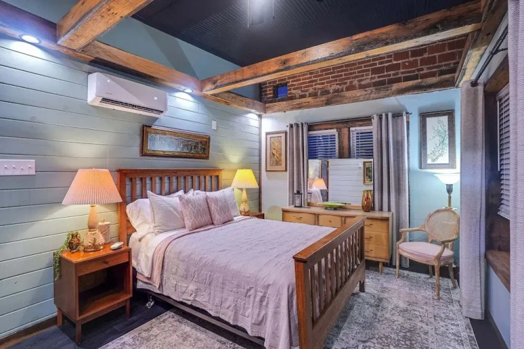 Stylish Retro Stay, Columbia House Unit D 1 Bedroom Apts