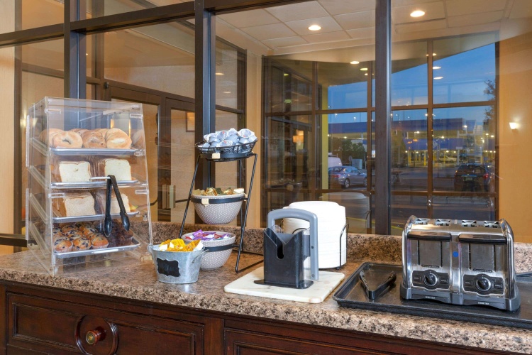 La Quinta Inn & Suites by Wyndham Secaucus Meadowlands photo 10