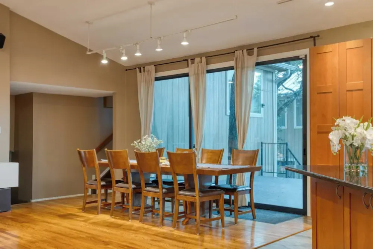 Sleeps 18! Game Room, Deck w/ Firepit, 5bdr, Casita Cedar & Stone by Avantstay