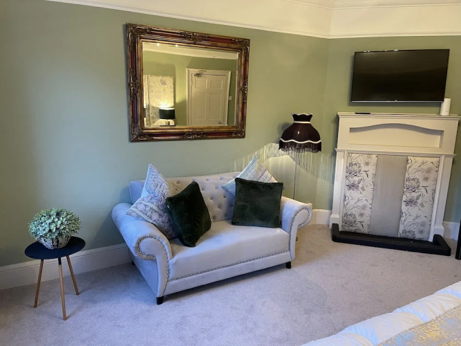 Impeccable 4-bed Apartment in Bath