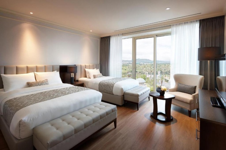 Deluxe Twin Suite with mountain view