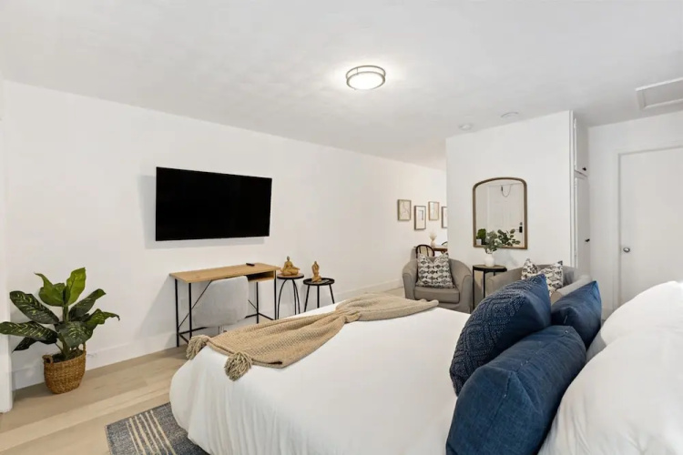 Charming Cozy Studio Lake Ridge