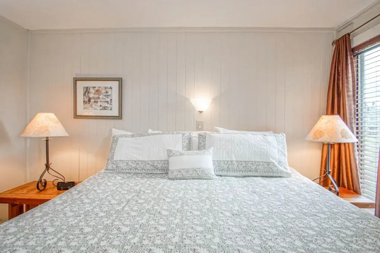 2 Br: Powderidge17: Slope Side on the Shuttle Route-clean and Spacious!