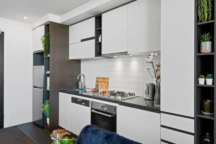 Chic 1-bed With Balcony Views and Amenities